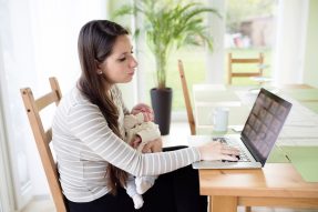Single-mom-applies-for-payday-loans